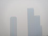 郑州再现严重雾霾天气 能见度不足500米