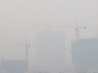 郑州再现严重雾霾天气 能见度不足500米