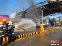 装载危险品大货车高速路口突发大火
