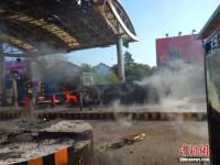 装载危险品大货车高速路口突发大火