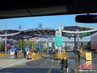 装载危险品大货车高速路口突发大火