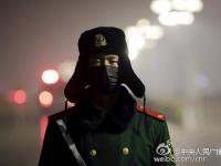 天安门广场武警雾霾天首次戴口罩执勤