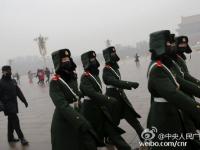 天安门广场武警雾霾天首次戴口罩执勤
