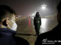 天安门广场武警雾霾天首次戴口罩执勤