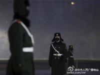 天安门广场武警雾霾天首次戴口罩执勤