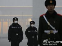 天安门广场武警雾霾天首次戴口罩执勤