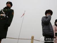 天安门广场武警雾霾天首次戴口罩执勤
