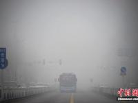 乌鲁木齐再遭遇大雾 能见度百米左右