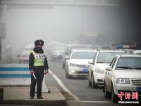 乌鲁木齐再遭遇大雾 能见度百米左右