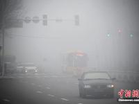 乌鲁木齐再遭遇大雾 能见度百米左右