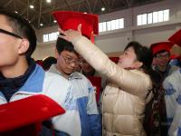 杭州中学生戴成人帽宣誓成人