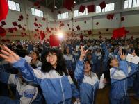 杭州中学生戴成人帽宣誓成人