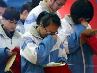 杭州中学生戴成人帽宣誓成人