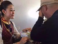 河南老人飞机上无法进食 空姐跪地喂饭