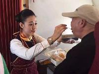 河南老人飞机上无法进食 空姐跪地喂饭