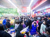 杭州一超市五折促销 市民排长队抢商品