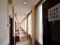 探访贪官监视居住点 软包墙面防轻生