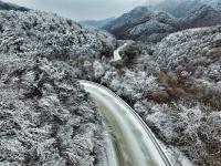 航拍秦岭冰雪世界 犹如水墨山水画
