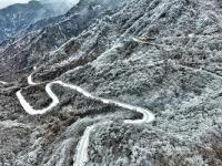 航拍秦岭冰雪世界 犹如水墨山水画