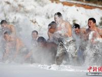 组图：黑龙江边防兵-26℃赤膊浴雪抗严寒训练