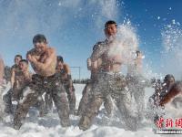 组图：黑龙江边防兵-26℃赤膊浴雪抗严寒训练