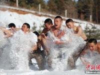 组图：黑龙江边防兵-26℃赤膊浴雪抗严寒训练