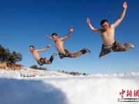 组图：黑龙江边防兵-26℃赤膊浴雪抗严寒训练
