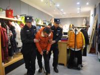 女子夜间看店在试衣间被害 嫌犯被抓指认现场