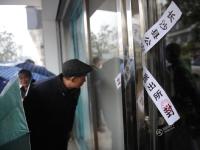 女子夜间看店在试衣间被害 嫌犯被抓指认现场
