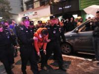 女子夜间看店在试衣间被害 嫌犯被抓指认现场
