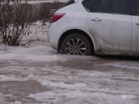 长春一道路积水成“冰河” 一天陷住近20辆车