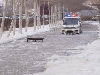 长春一道路积水成“冰河” 一天陷住近20辆车