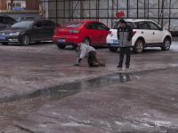 长春一道路积水成“冰河” 一天陷住近20辆车
