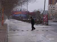 长春一道路积水成“冰河” 一天陷住近20辆车