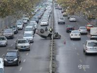 西安一轿车爆胎后翻车 撞上隔离栏引发连环车祸