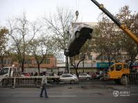 西安一轿车爆胎后翻车 撞上隔离栏引发连环车祸