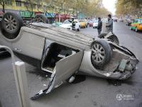 西安一轿车爆胎后翻车 撞上隔离栏引发连环车祸