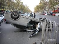 西安一轿车爆胎后翻车 撞上隔离栏引发连环车祸