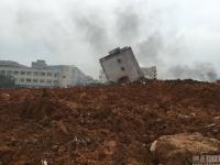 深圳一工业园山体滑坡 多栋建筑被吞没