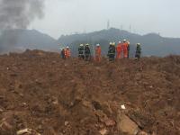 深圳一工业园山体滑坡 多栋建筑被吞没
