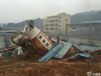 深圳一工业园山体滑坡 多栋建筑被吞没