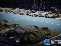 深圳滑坡受灾民众夜宿体育中心