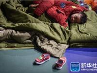 深圳滑坡受灾民众夜宿体育中心