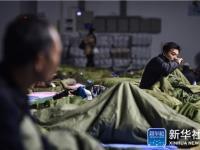 深圳滑坡受灾民众夜宿体育中心