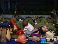 深圳滑坡受灾民众夜宿体育中心