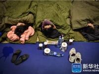 深圳滑坡受灾民众夜宿体育中心