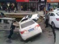 辽宁在建人防工程塌陷 路边汽车被吞没