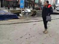 辽宁在建人防工程塌陷 路边汽车被吞没