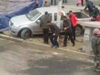 辽宁在建人防工程塌陷 路边汽车被吞没