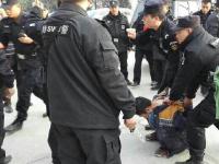 组图：男子劫持的姐 特警解救人质